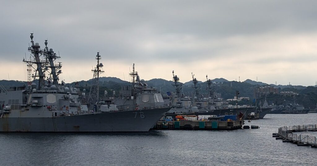 横須賀基地に停泊する米海軍駆逐艦群（DDG-76 ヒギンズなど）