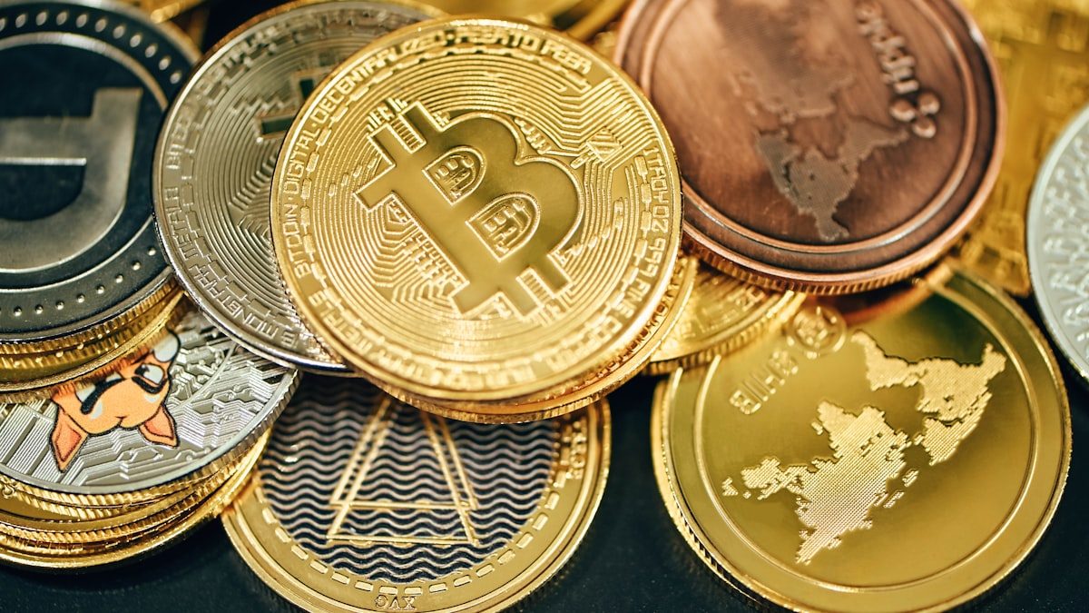 金と銀のビットコインの山